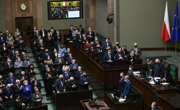 Sejm przyjął przez aklamację uchwałę potępiającą zbrodnie wojenne / autor: PAP
