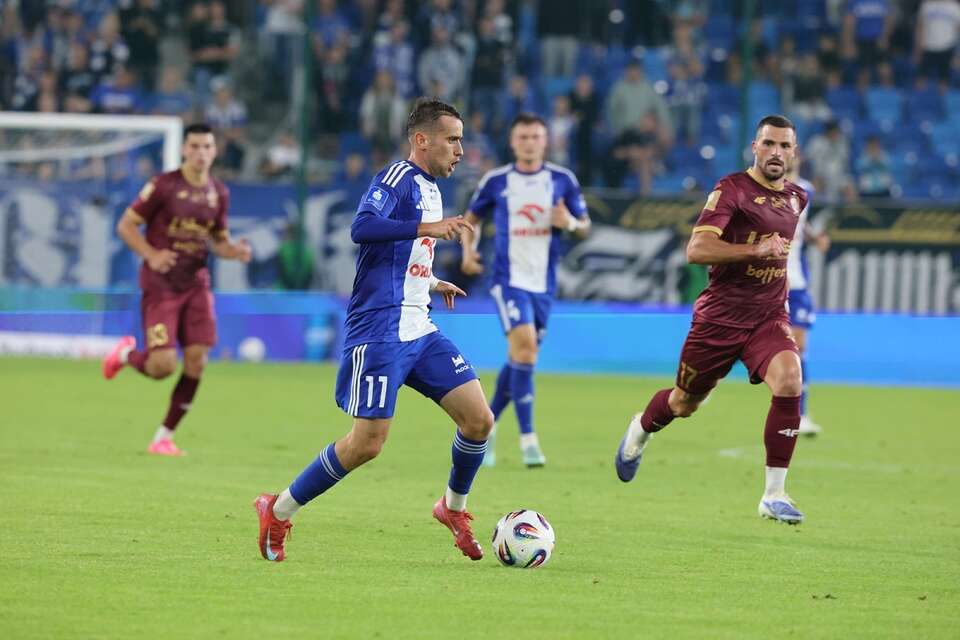 Zawodnik Wisły Płock Jorge Jimenez (2L) i Quentin Boisgard (P) z Piasta Gliwice podczas meczu 3. kolejki piłkarskiej Ekstraklasy. / autor: PAP/Marian Zubrzycki