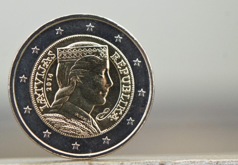 Tak będzie wyglądać łotewskie 2 euro. Fot. PAP / EPA