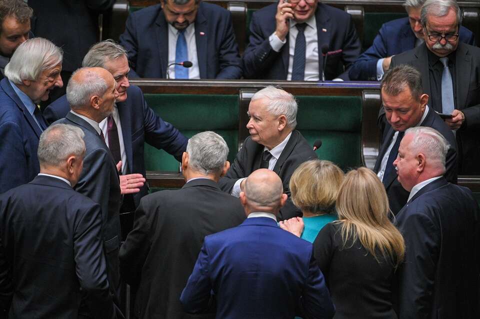 Prezes Prawa i Sprawiedliwości Jarosław Kaczyński (C) wśród posłów ugrupowania na sali plenarnej Sejmu w Warszawie. / autor: PAP/Marcin Obara