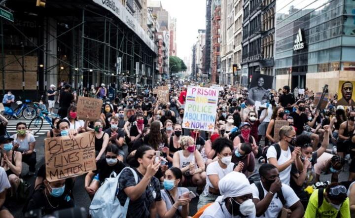 Ludzie  na ulicach Manhattanu, 12 dni po śmierci George'a Floyda, Nowy Jork, 6 czerwca  / autor: PAP/EPA/Alba Vigaray