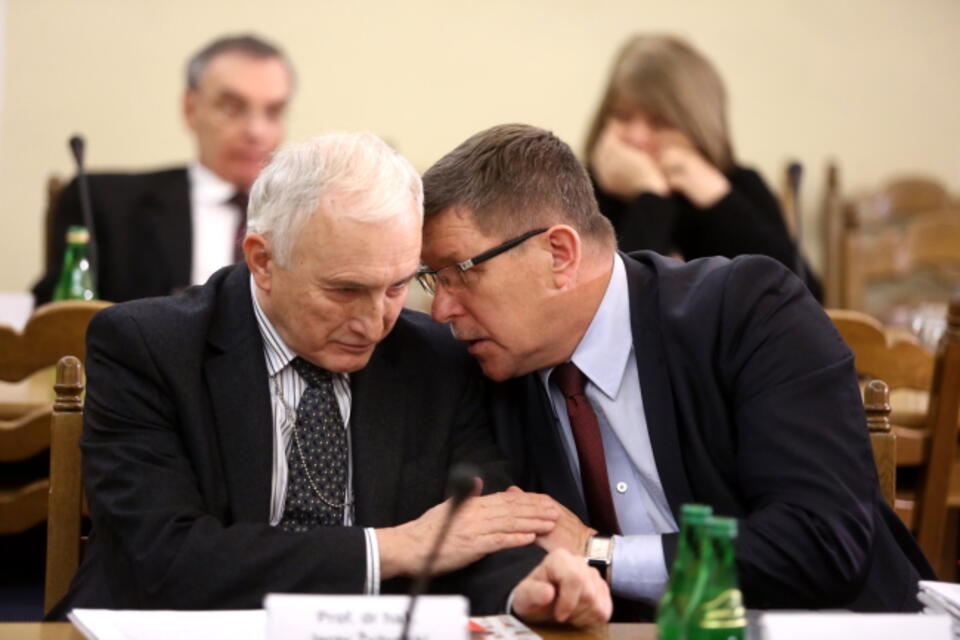 Jerzy Żyżyński i Zbigniew Kuźmiuk w czasie debaty. Fot. PAP / Tomasz Gzell