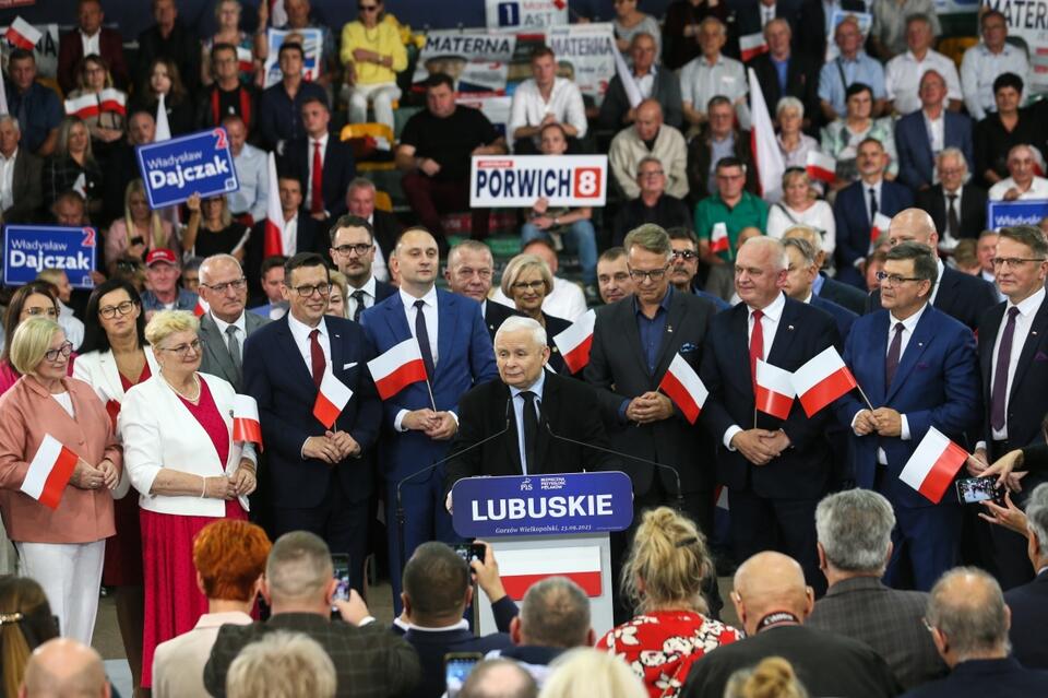 Wicepremier, prezes PiS Jarosław Kaczyński (C) podczas konwencji wojewódzkiej partii, 23 bm. w Gorzowie Wielkopolskim.  / autor: PAP/Lech Muszyński