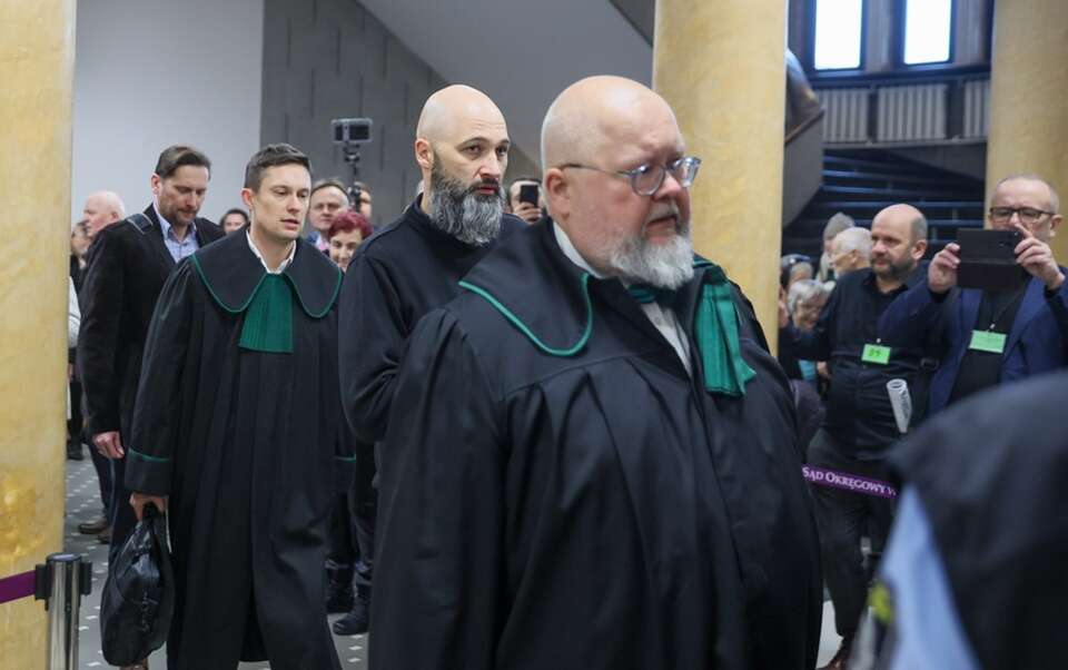 Ks. Michał Olszewski z obrońcą - mec. Krzysztofem Wąsowskim / autor: PAP/Leszek Szymański