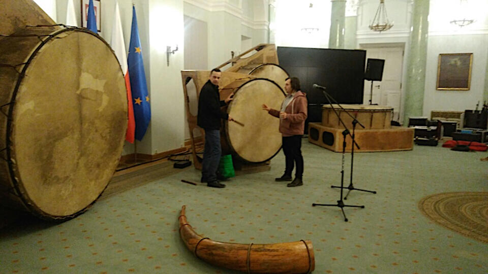 Artur Lis i Arkadiusz Gołębiewski instalują wielkie bębny w Pałacu prezydenckim / autor: Festiwal NNW