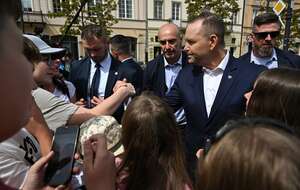  Prezydent RP Karol Nawrocki (C-P) podczas spotkania z młodzieżą przed Pałacem Prezydenckim w Warszawie / autor: PAP/Radek Pietruszka