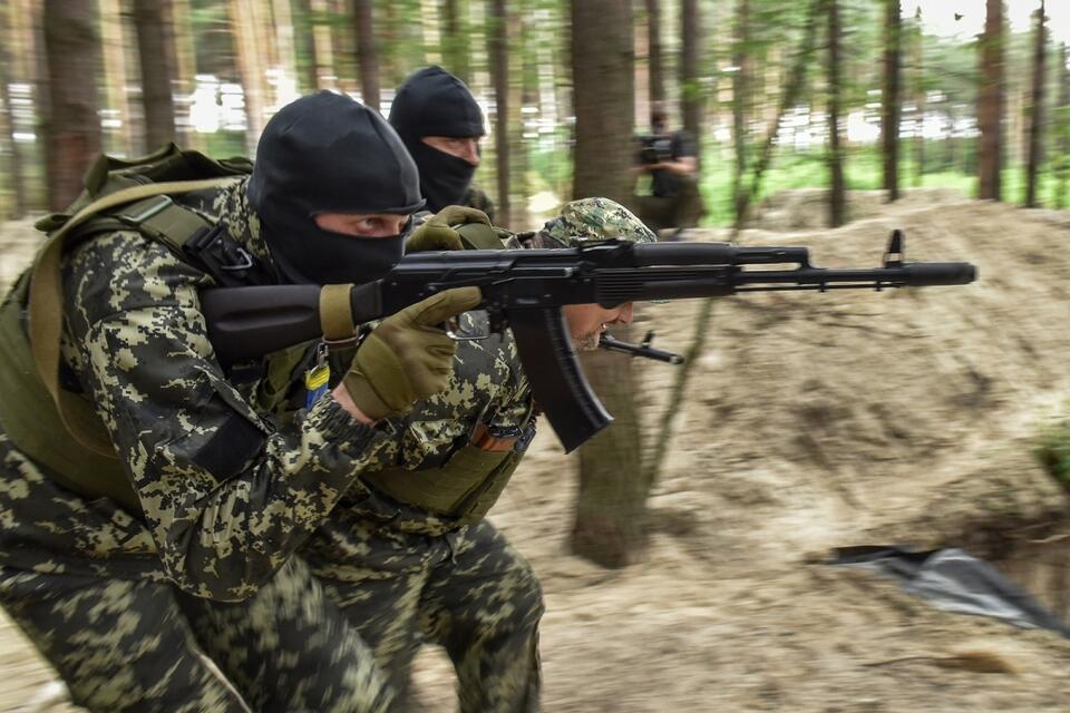 Ukraińcy żołnierze podczas ćwiczeń  / autor: PAP/EPA