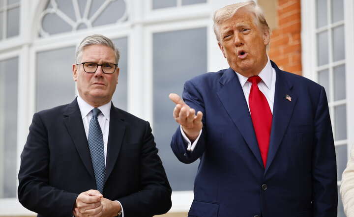 Spotkanie prezydenta Donalda Trumpa (P) z premierem Wielkiej Brytanii Keirem Starmerem (L) w zamku Turnberry w Szkocji / autor: PAP/EPA/TOLGA AKMEN