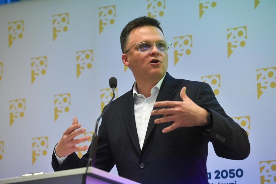 Lider Polski 2050 Szymon Hołownia na konferencji prasowej w siedzibie Centrum Konferencyjnego Zielna w Warszawie. / autor: PAP/Piotr Nowak