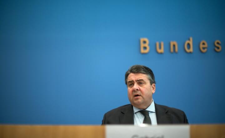 Wicekanclerz Sigmar Gabriel (SPD) na konferencji w Berlinie, fot. PAP/EPA/BERND VON JUTRCZENKA