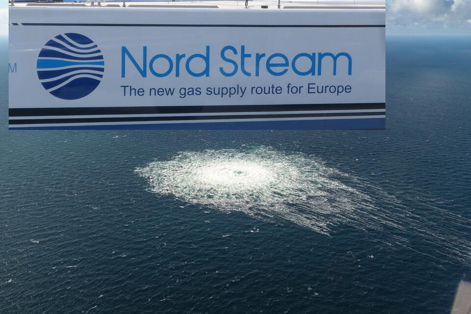Wyciek z gazociągów Nord Stream / autor: PAP/EPA/ Pjotr Mahhonin, CC BY-SA 4.0 <https://creativecommons.org/licenses/by-sa/4.0>, via Wikimedia Commons