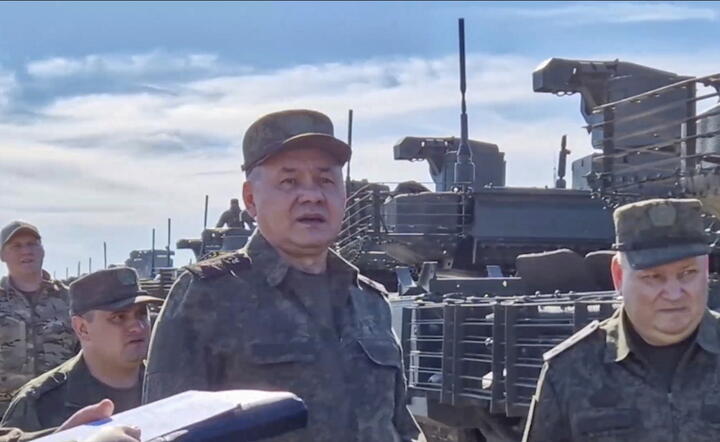 Minister obrony Rosji Siergiej Szojgu (w środku) jest ostro krytykowany za brak postępów armii na Ukrainie / autor: PAP/EPA/RUSSIAN DEFENCE MINISTRY PRESS SERVICE