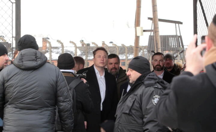 Elon Musk (C) podczas wizyty na terenie byłego niemieckiego obozu Auschwitz II-Birkenau / autor: PAP/Zbigniew Meissner