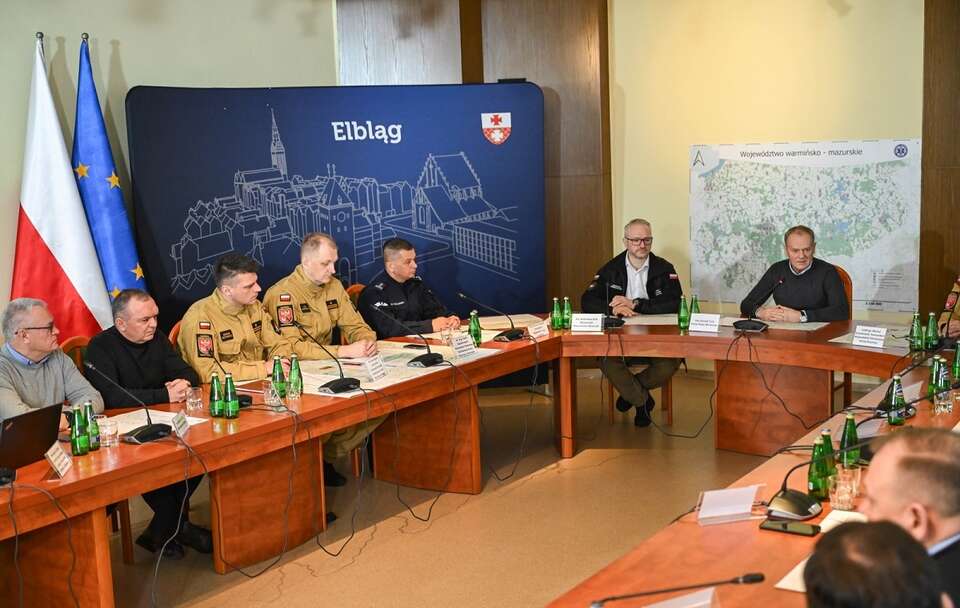 Premier Donald Tusk podczas odprawy w Elblągu apelował o utrzymanie pełnej mobilizacji służb wobec trwających i nadchodzących zagrożeń pogodowych / autor: PAP/Adam Warżawa