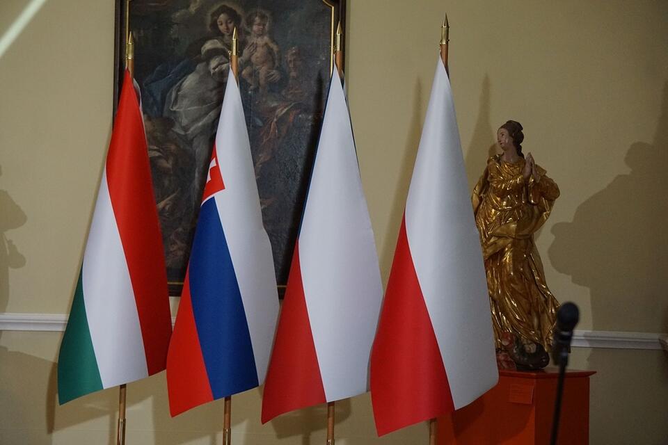 Flagi państw V4 podczas jednego ze spotkań Grupy Wyszehradzkiej / autor: Fratria