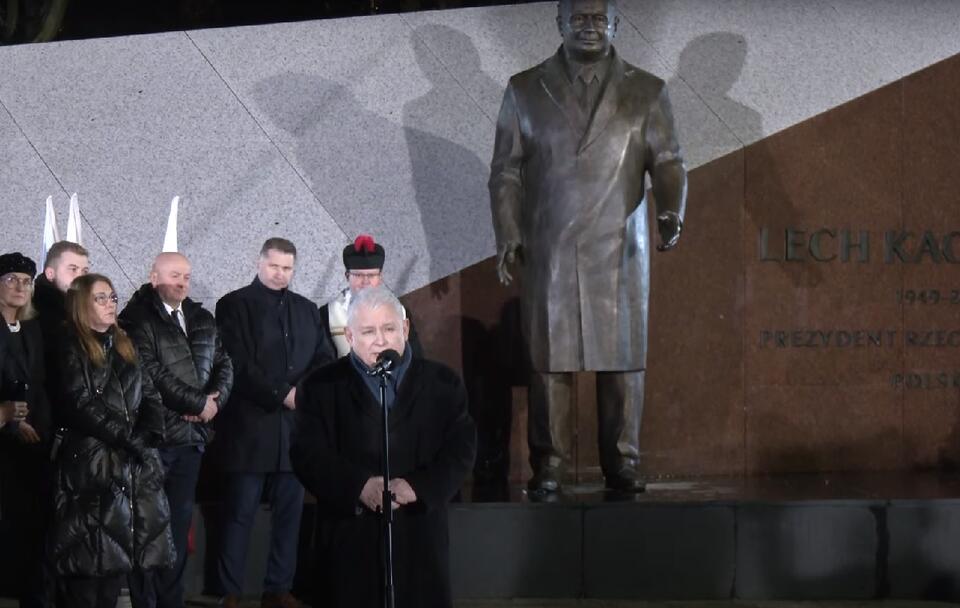 prezes PiS Jarosław Kaczyński,  podczas uroczystego odsłonięcia pomnika Śp. Prezydenta Lecha Kaczyńskiego w Lublinie / autor: YouTube/Prawo i Sprawiedliwość