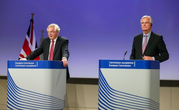 Brytyjski minister ds. Brexitu David Davis i główny negocjator z ramienia UE Michel Barnier na konferencji pras., fot. PAP/EPA/STEPHANIE LECOCQ/