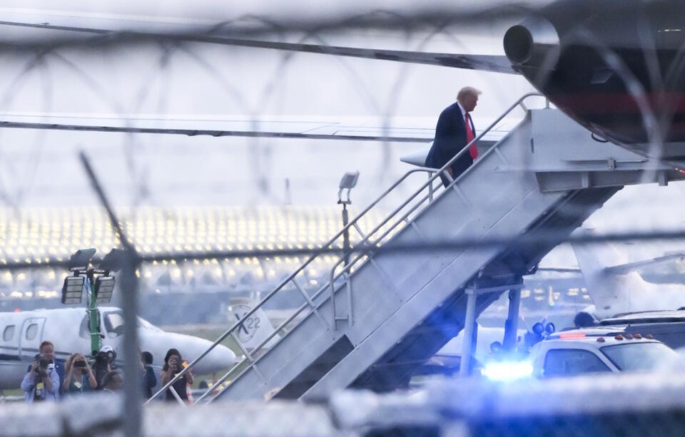 Donald rtump własnym samolotem przylacieł do Atlanty / autor: PAP/EPA/EDWARD M. PIO RODA