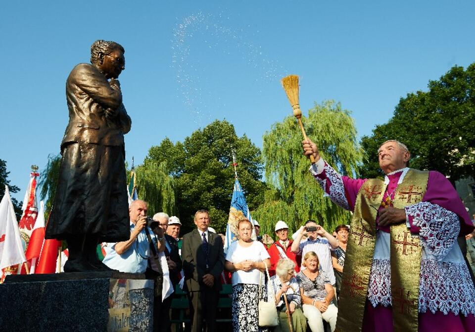 Abp Leszek Sławoj Głódź poświęcił dziś pomnik śp. Anny Walentynowicz, PAP/Adam Warżawa