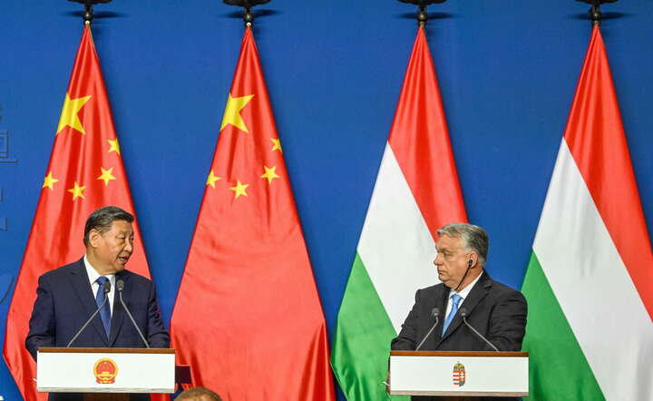 Przywódca Chin Xi (L) i premier Węgier Viktor Orban (P) / autor: PAP/EPA/Szilard Koszticsak