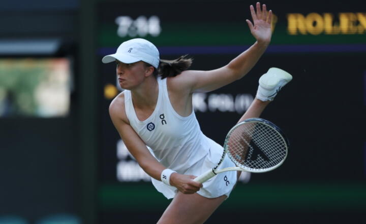 Iga Świątek na Wimbledonie 2023. Stawką turnieju dla niej jest także prowadzenie w światowym rankingu WTA / autor: PAP/EPA/NEIL HALL 