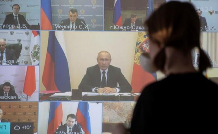 Kobieta ogląda internetowe spotkanie Władimira Putina z szefami rosyjskich rządów regionalnych w Domodiedowie, obwód moskiewski, Rosja, 28 kwietnia 2020 r.  / autor: PAP/EPA/SERGEI ILNITSKY
