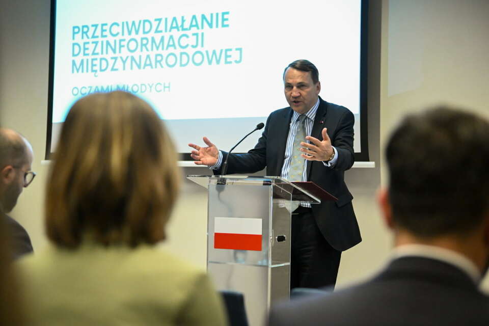 Sikorski grozi prezydentowi i mówi o Smoleńsku. "Obrzydliwe"