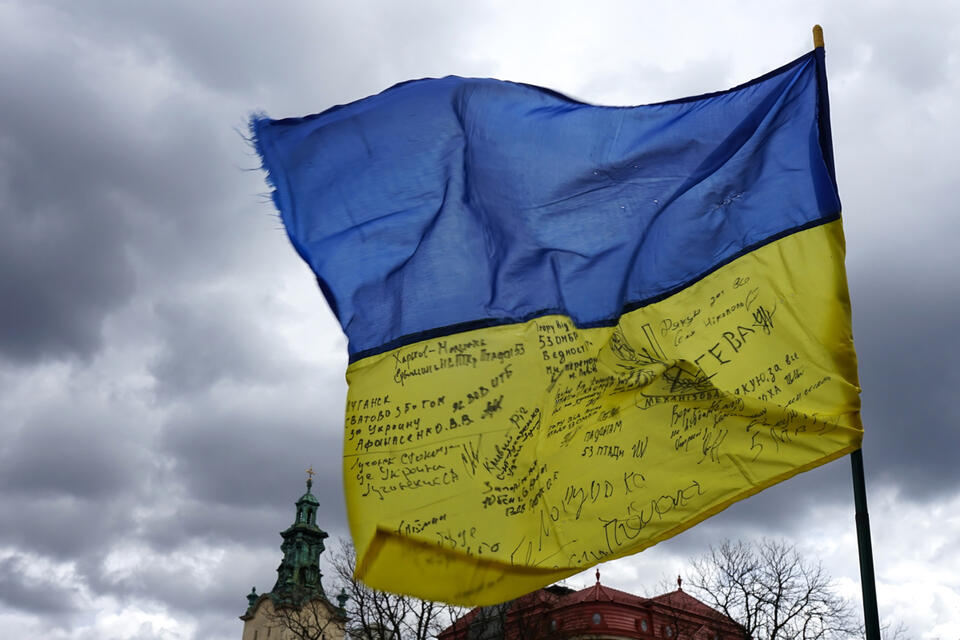 Flaga Ukrainy na alei Wolności we Lwowie. / autor: PAP/Karina Sało