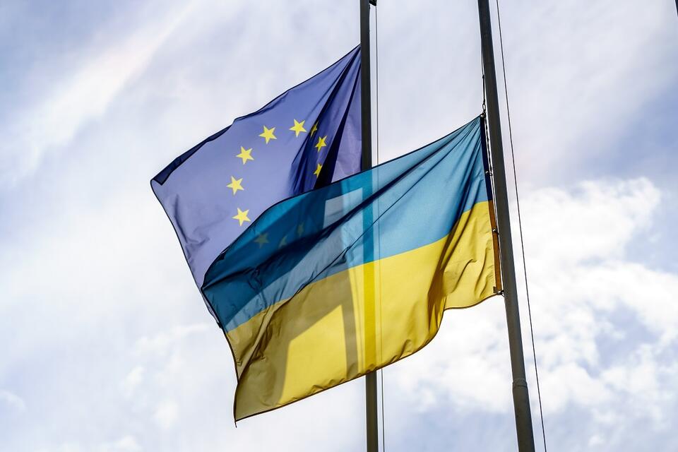 Flagi UE i Ukrainy / autor: Fratria