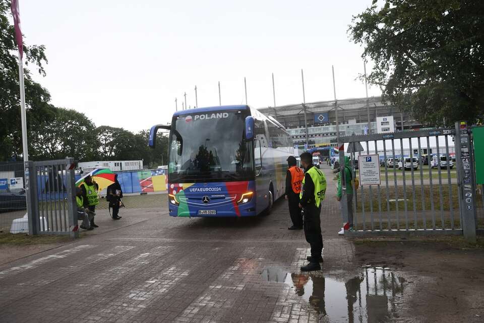 Autokar z zawodnikami piłkarskiej reprezentacji Polski wyjeżdża ze stadionu w Hamburgu / autor: PAP/Leszek Szymański