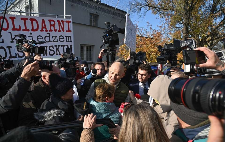 Ks. Michał Olszewski opuszcza areszt / autor: PAP/Radek Pietruszka