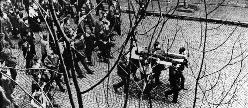 Demonstracje Grudnia 1970 w Gdyni: ciało Zbyszka Godlewskiego niesione przez demonstrantów / autor:  	Edmund Pelpliński/commons.wikimedia.org