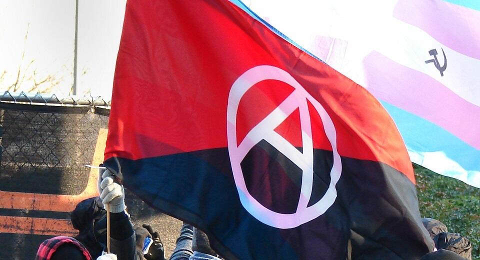 Antifa / autor: By Old White Truck from USA - Patriot Prayer vs Antifa protests. Photo 11 of 14, CC BY-SA 2.0, https://commons.wikimedia.org/w/index.php?curid=64734850