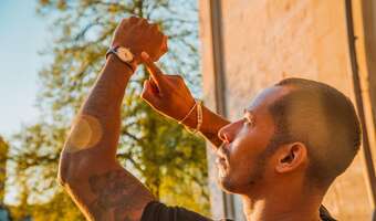 Czy obetną ci zapłatę za pracę w noc zmiany czasu?