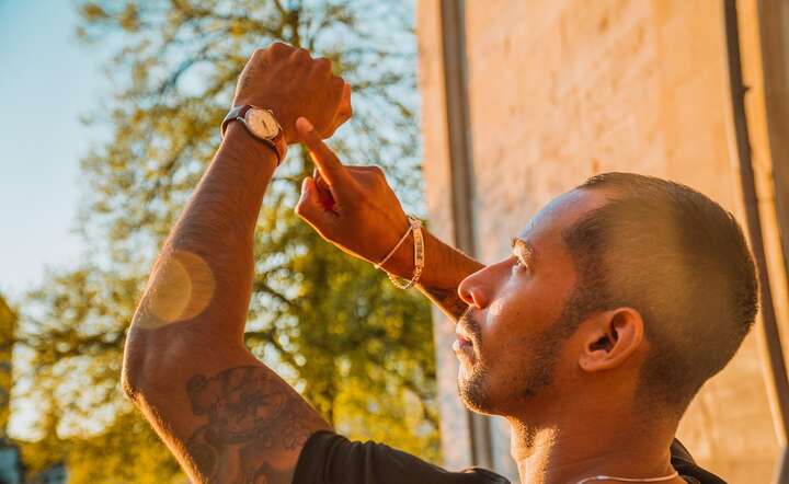 Czy obetną ci zapłatę za pracę w noc zmiany czasu?