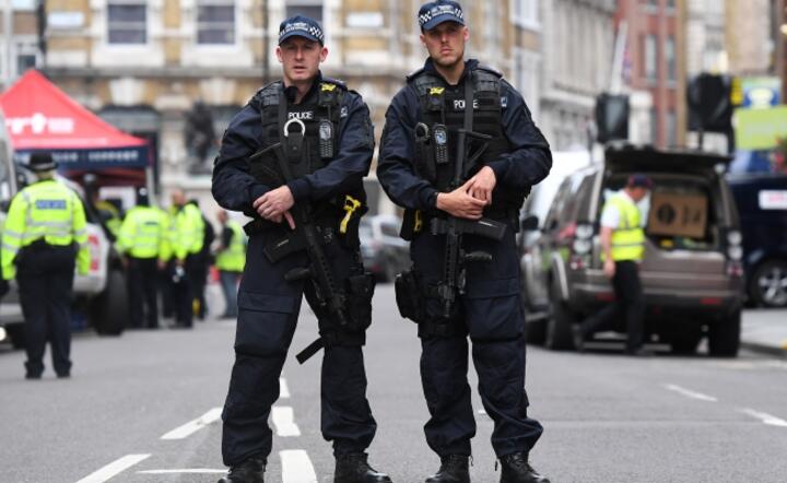 Londyńscy policjanci z ostrą bronią na miejscu zamachu, fot. PAP/EPA/Andy Rain