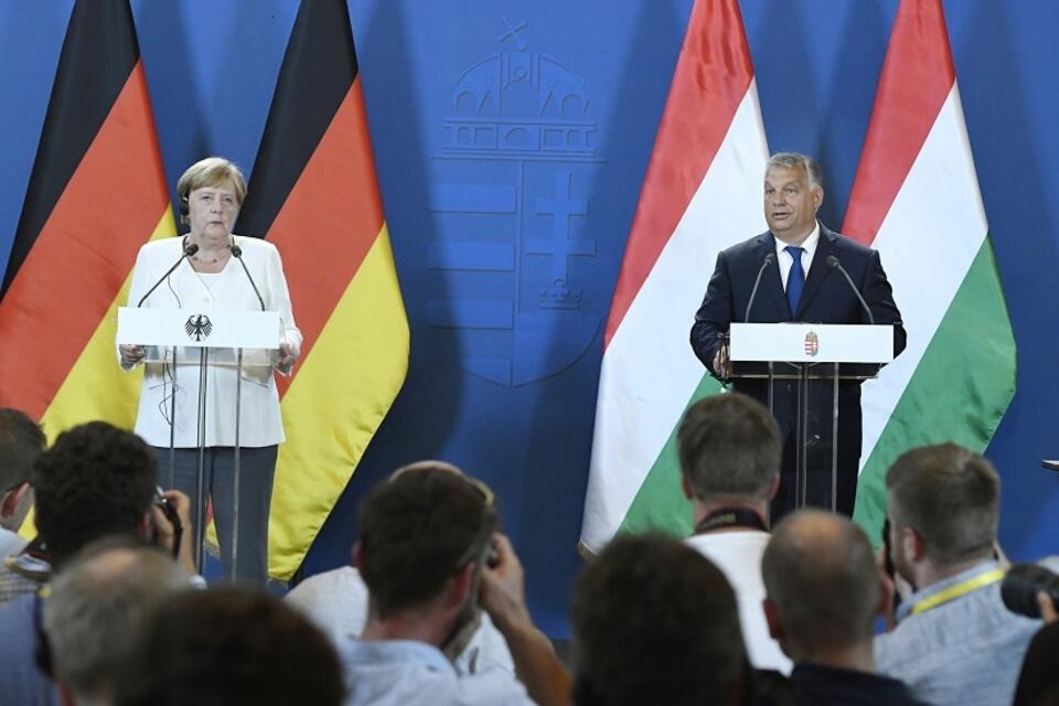 Angela Merkel i Viktor Orban / autor: PAP/ EPA/SZILARD KOSZTICSAK HUNGARY OUT