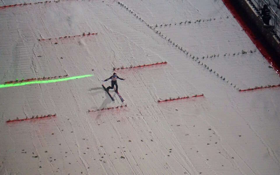 Na zdjęciu poglądowym skoczek narciarski ląduje podczas konkursu w Zakopanem / autor: Fratria