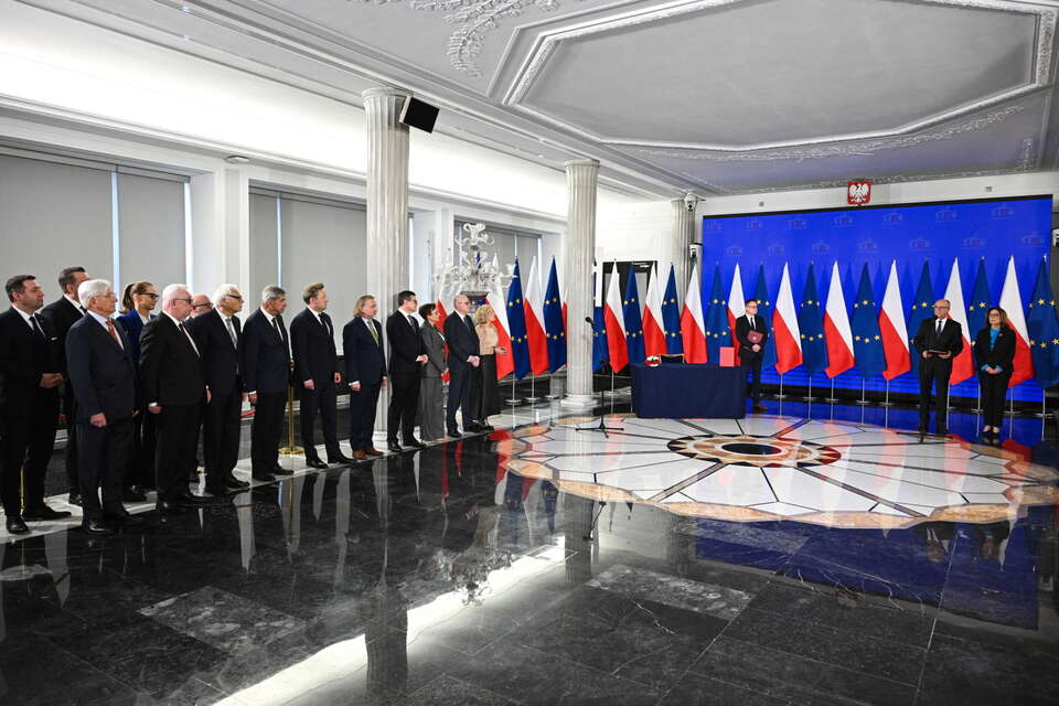 Присяга Конституционного трибунала судит «перед Президентом» без участия Президента