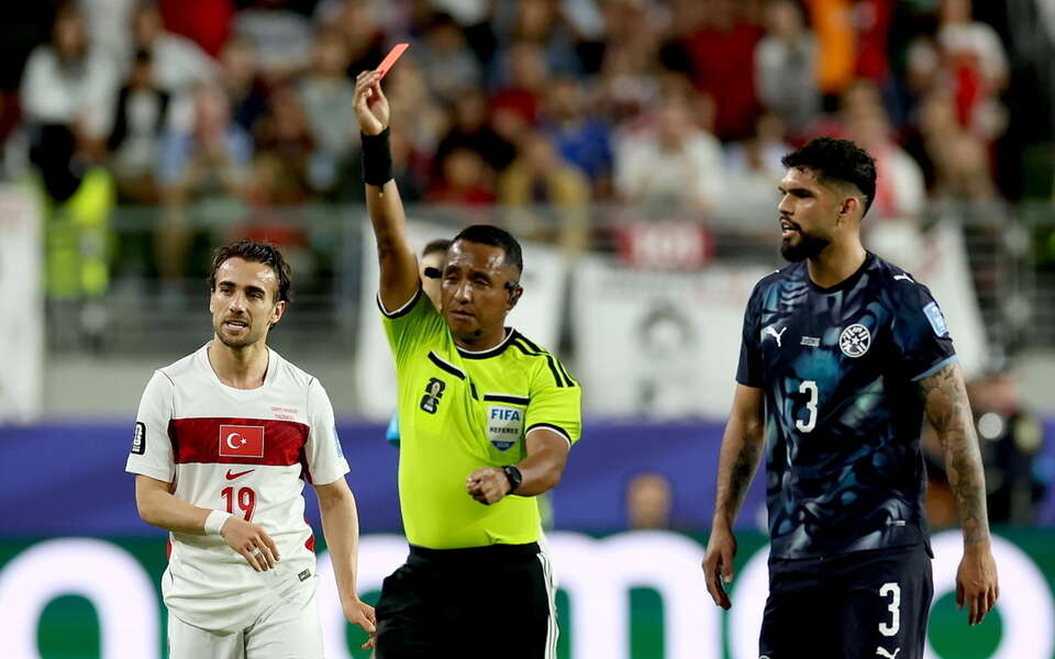 Sędzia Ivan Arcides Barton Cisneros pokazuje czerwoną kartkę Miguelowi Almironowi z Paragwaju podczas meczu fazy grupowej Mistrzostw Świata FIFA 2026 Turcja przeciwko Paragwajowi, w San Francisco, USA / autor: PAP/EPA