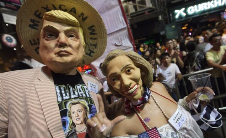 Karykatury Donalda Trumpa i Hillary Clinton na paradzie Haloween w Hongkongu, fot. PAP/EPA/ALEX HOFFORD