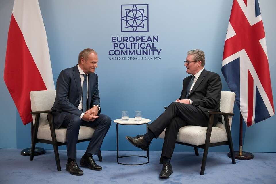 Premier Donald Tusk i premier Wielkiej Brytanii Keir Starmer podczas spotkania w Pałacu Blenheim / autor: PAP/Marcin Obara