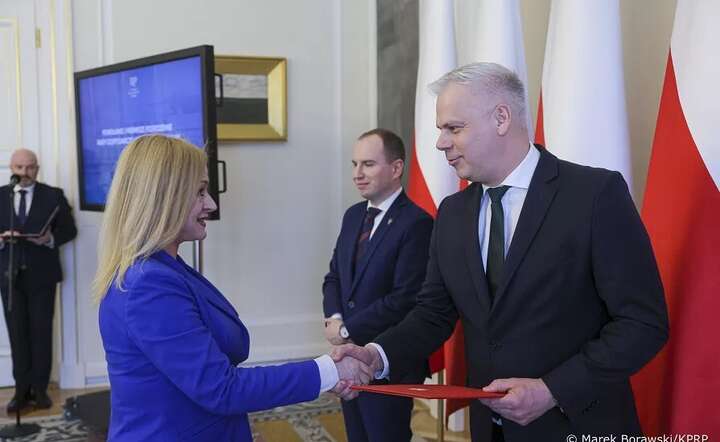 Minister Karol Rabenda wręcza nominację do prezydenckiej Rady Gospodarczej / autor: materiały prasowe KPRP / fot. Marek Borawski / KPRP