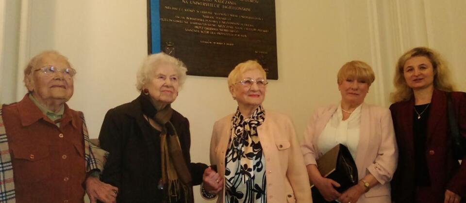 Trzecia od lewej, pani dr Alicja Bijałd-Kozdrój. Odsłonięcie tablicy upamiętniającą tajne nauczanie na UJ w czasie wojny.  / autor: Facebook Ne Cedat Academia