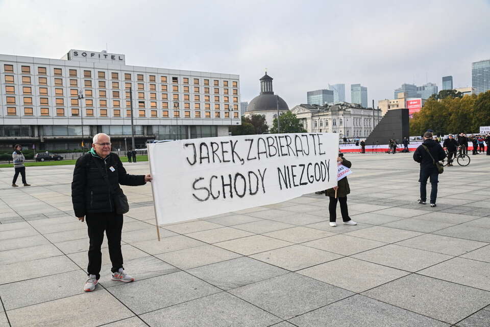 Prowokatorzy zakłócili miesięcznice smoleńską / autor:  PAP/Radek Pietruszka