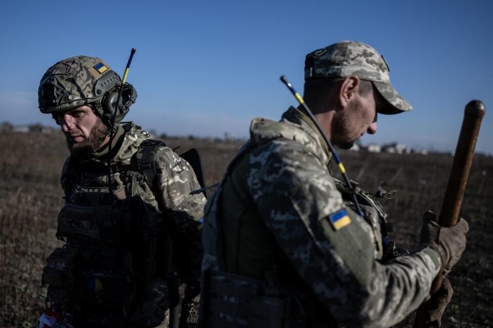 Saperzy ukraińskich sił zbrojnych sprawdzają obszar pod kątem min i pocisków w obwodzie chersońskim. / autor: PAP/Viacheslav Ratynskyi