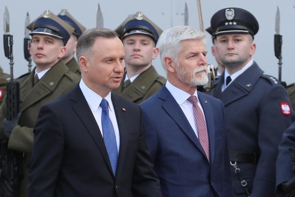 Prezydent RP Andrzej Duda (L) i prezydent Czech Petr Pavel (P) podczas oficjalnego powitania na dziedzińcu Pałacu Prezydenckiego w Warszawie. / autor: PAP/Paweł Supernak