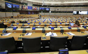 PE chce nałożenia sankcji na Schroedera