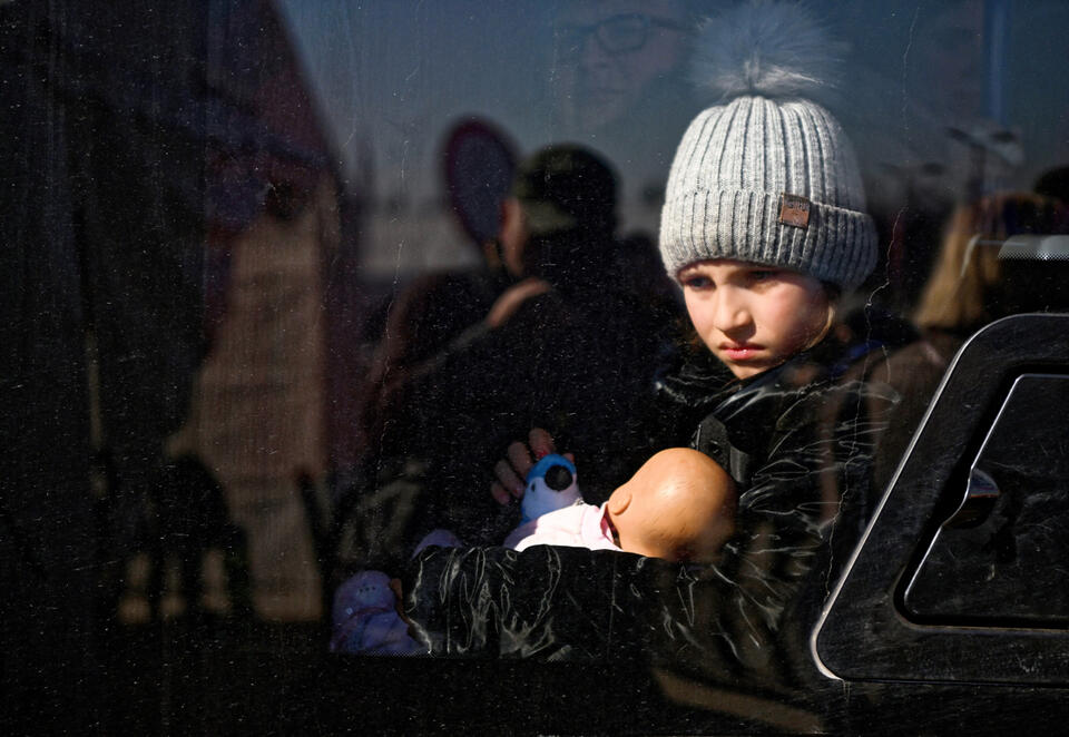 Dziewczynka w autobusie przewożącym uchodźców z Ukrainy z okolicy pieszego przejścia granicznego w Medyce do Przemyśla. / autor:  PAP/Darek Delmanowicz
