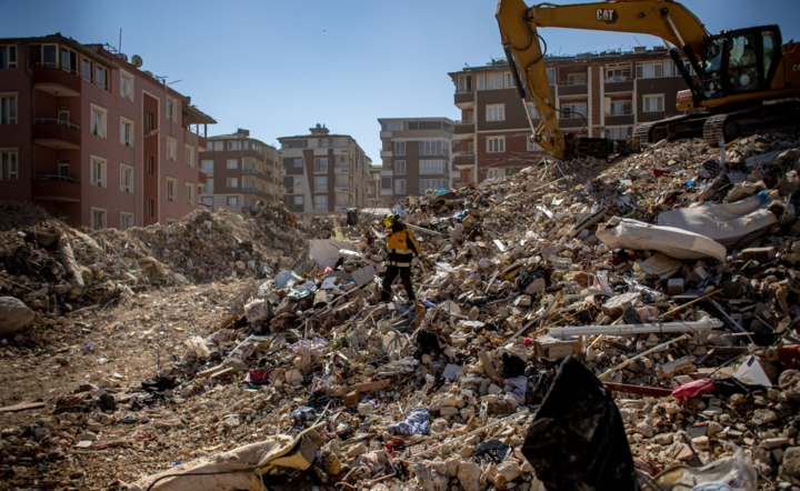 Efekty trzęsienia ziemi w Turcji / autor: PAP/EPA/MARTIN DIVISEK